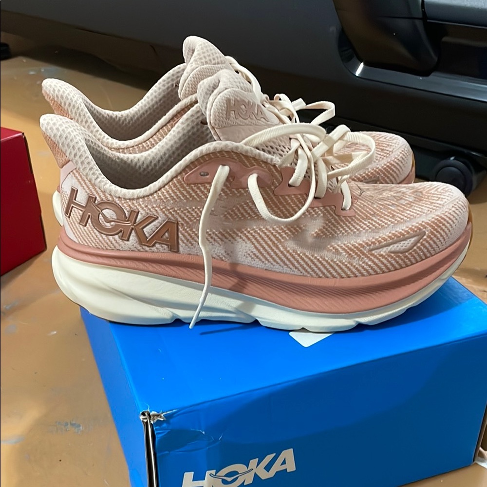 Hoka Women Clifton 9 Sneakers size 8 Sandstone